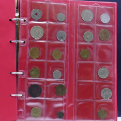 Lot de billets et monnaies du monde en 2 albums.