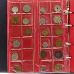Lot de billets et monnaies du monde en 2 albums.