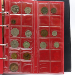 Lot de billets et monnaies du monde en 2 albums.