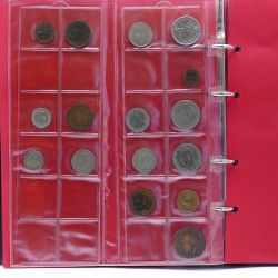 Lot de billets et monnaies du monde en 2 albums.
