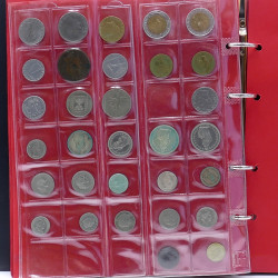Lot de billets et monnaies du monde en 2 albums.