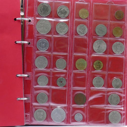 Lot de billets et monnaies du monde en 2 albums.