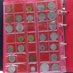 Lot de billets et monnaies du monde en 2 albums.