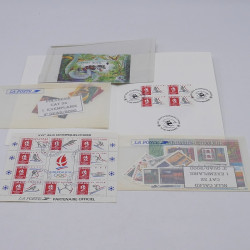 Lot de timbres France et Monde à trier en un carton.