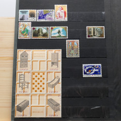 Lot de timbres France et Monde à trier en un carton.