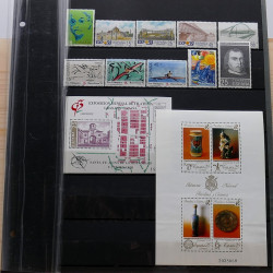 Lot de timbres France et Monde à trier en un carton.