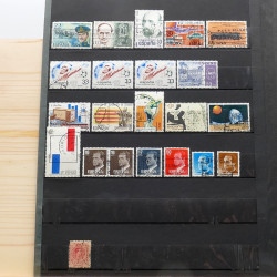 Lot de timbres France et Monde à trier en un carton.