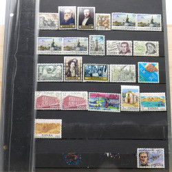 Lot de timbres France et Monde à trier en un carton.