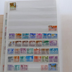 Lot de timbres France et Monde à trier en un carton.