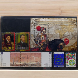 Lot de timbres France et Monde à trier en un carton.