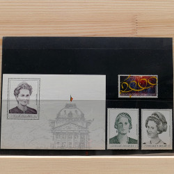 Lot de timbres France et Monde à trier en un carton.