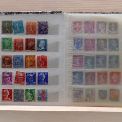 Lot de timbres France et Monde à trier en un carton.