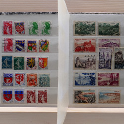 Lot de timbres France et Monde à trier en un carton.