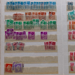 Lot de timbres France et Monde à trier en un carton.