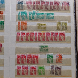 Lot de timbres France et Monde à trier en un carton.