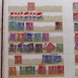Lot de timbres France et Monde à trier en un carton.