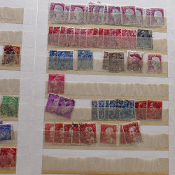 Lot de timbres France et Monde à trier en un carton.