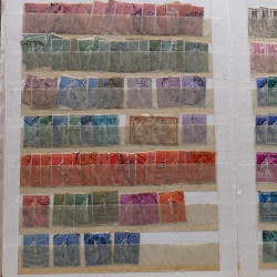 Lot de timbres France et Monde à trier en un carton.
