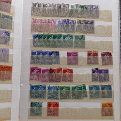 Lot de timbres France et Monde à trier en un carton.