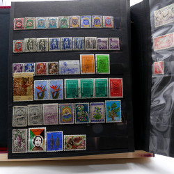 Lot de timbres France et Monde à trier en un carton.