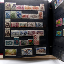Lot de timbres France et Monde à trier en un carton.