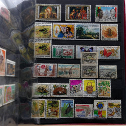 Lot de timbres France et Monde à trier en un carton.