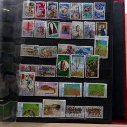 Lot de timbres France et Monde à trier en un carton.