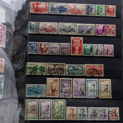 Lot de timbres France et Monde à trier en un carton.