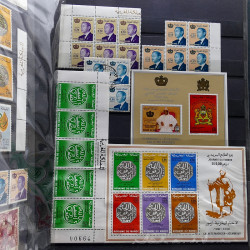 Lot de timbres France et Monde à trier en un carton.