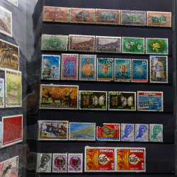 Lot de timbres France et Monde à trier en un carton.