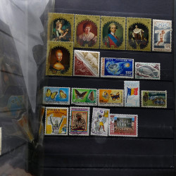 Lot de timbres France et Monde à trier en un carton.