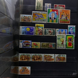 Lot de timbres France et Monde à trier en un carton.