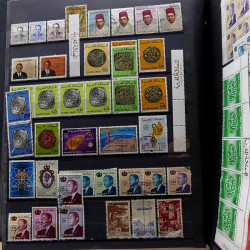 Lot de timbres France et Monde à trier en un carton.