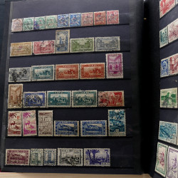 Lot de timbres France et Monde à trier en un carton.