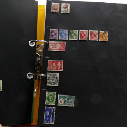 Lot de timbres France et Monde à trier en un carton.