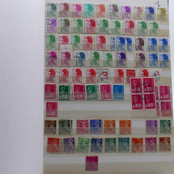 Lot de timbres France et Monde à trier en un carton.