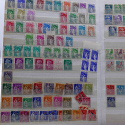 Lot de timbres France et Monde à trier en un carton.