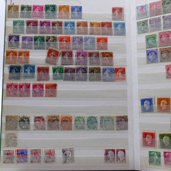 Lot de timbres France et Monde à trier en un carton.