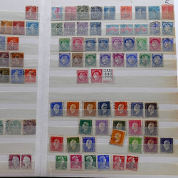 Lot de timbres France et Monde à trier en un carton.