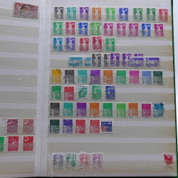 Lot de timbres France et Monde à trier en un carton.