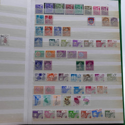 Lot de timbres France et Monde à trier en un carton.