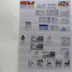 Lot de timbres France et Monde à trier en un carton.