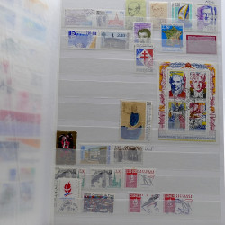 Lot de timbres France et Monde à trier en un carton.