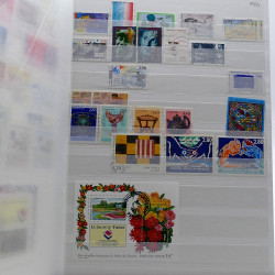 Lot de timbres France et Monde à trier en un carton.