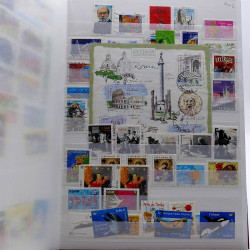 Lot de timbres France et Monde à trier en un carton.