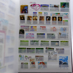 Lot de timbres France et Monde à trier en un carton.