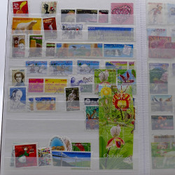 Lot de timbres France et Monde à trier en un carton.
