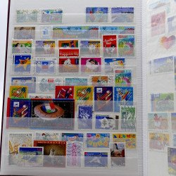 Lot de timbres France et Monde à trier en un carton.