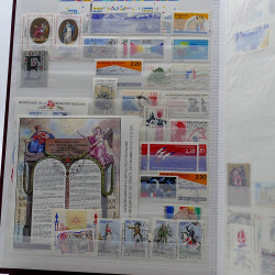 Lot de timbres France et Monde à trier en un carton.