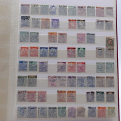 Lot de timbres France et Monde à trier en un carton.